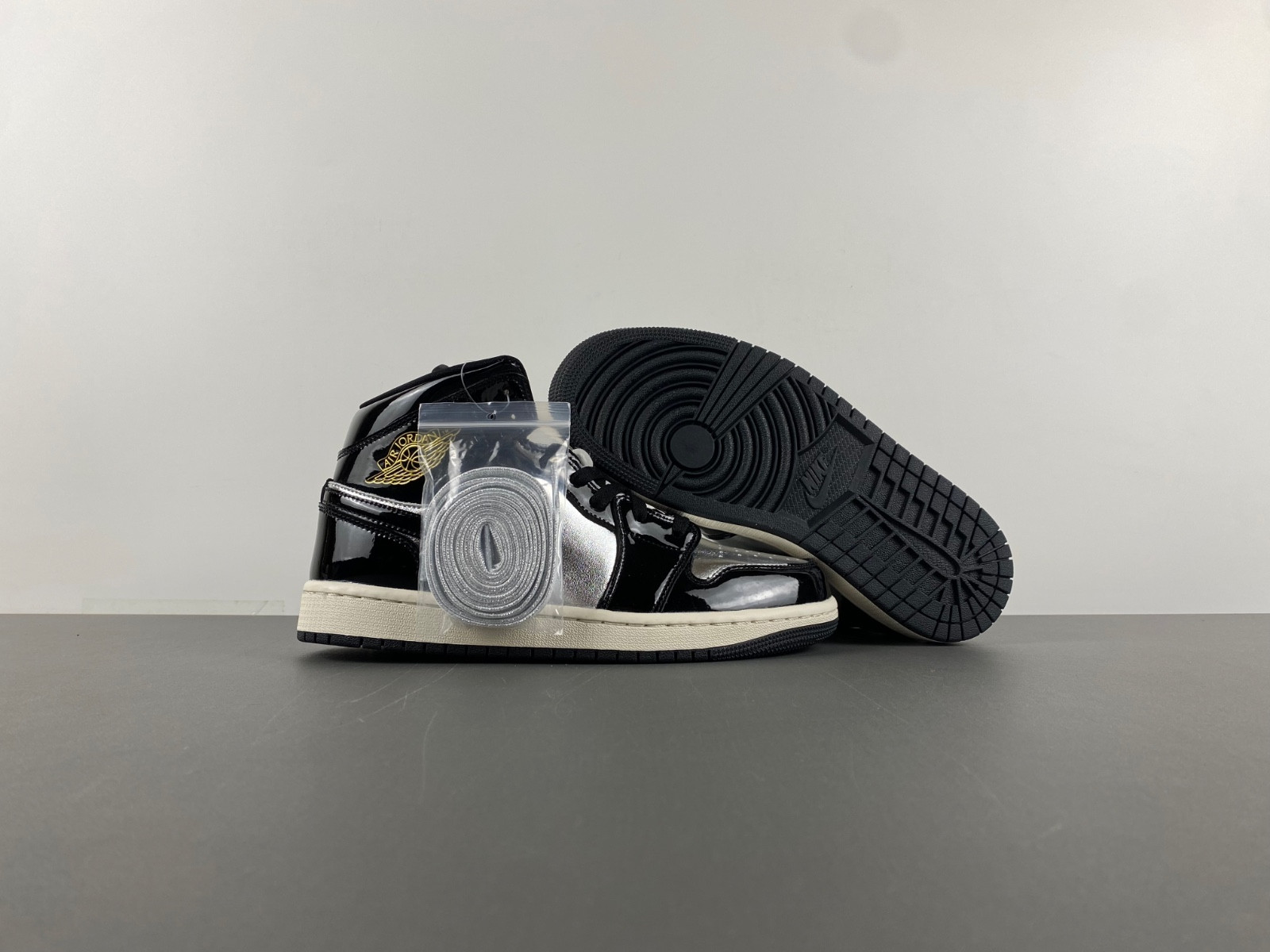 Air Jordan 1 Mid SE GS “Black/Metallic Silver” FZ3938-001