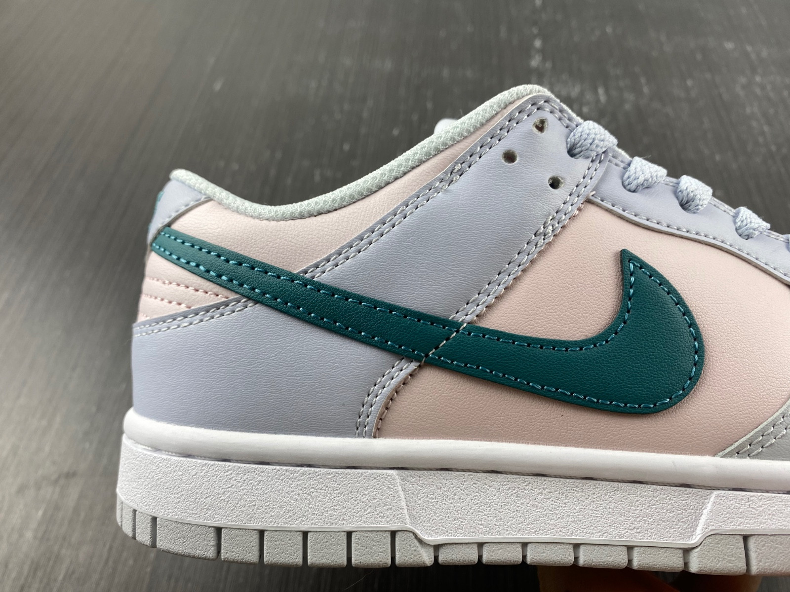 nike dunk low gs “mineral teal” fd1232-002