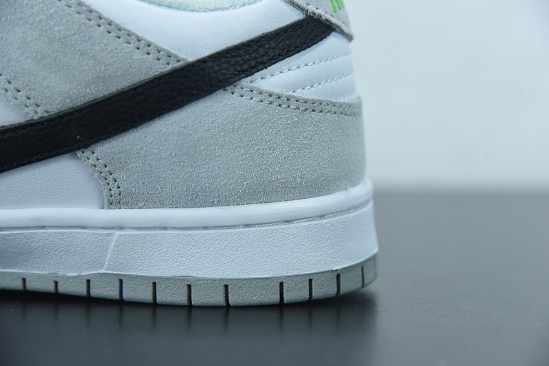 nike sb dunk low “chlorophyll” bq6817-011
