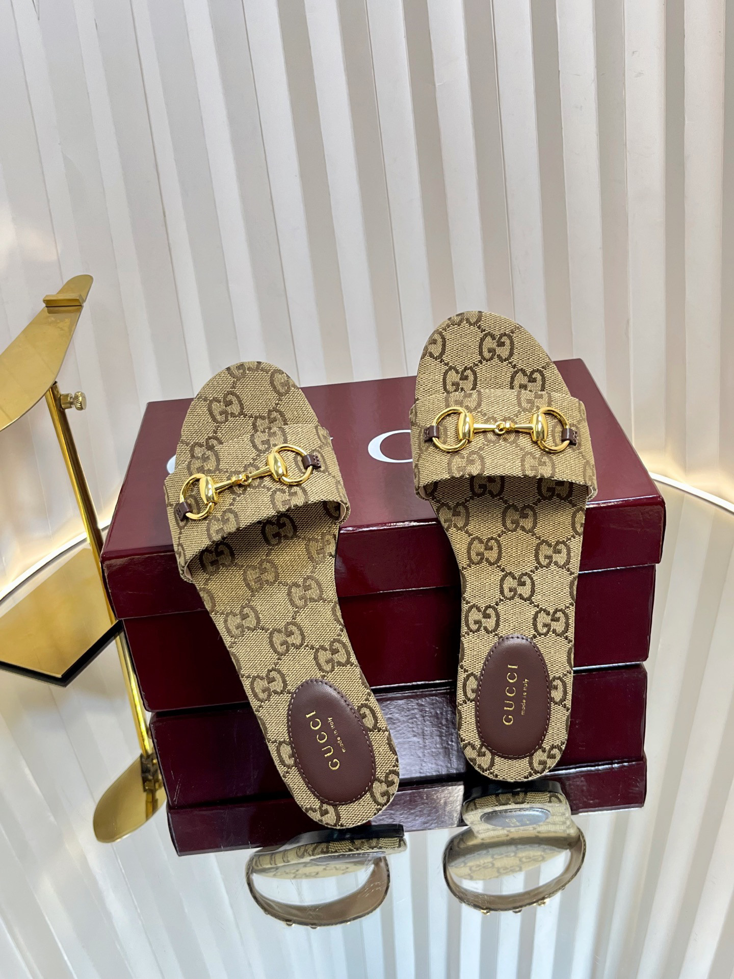 G*u*i sandals