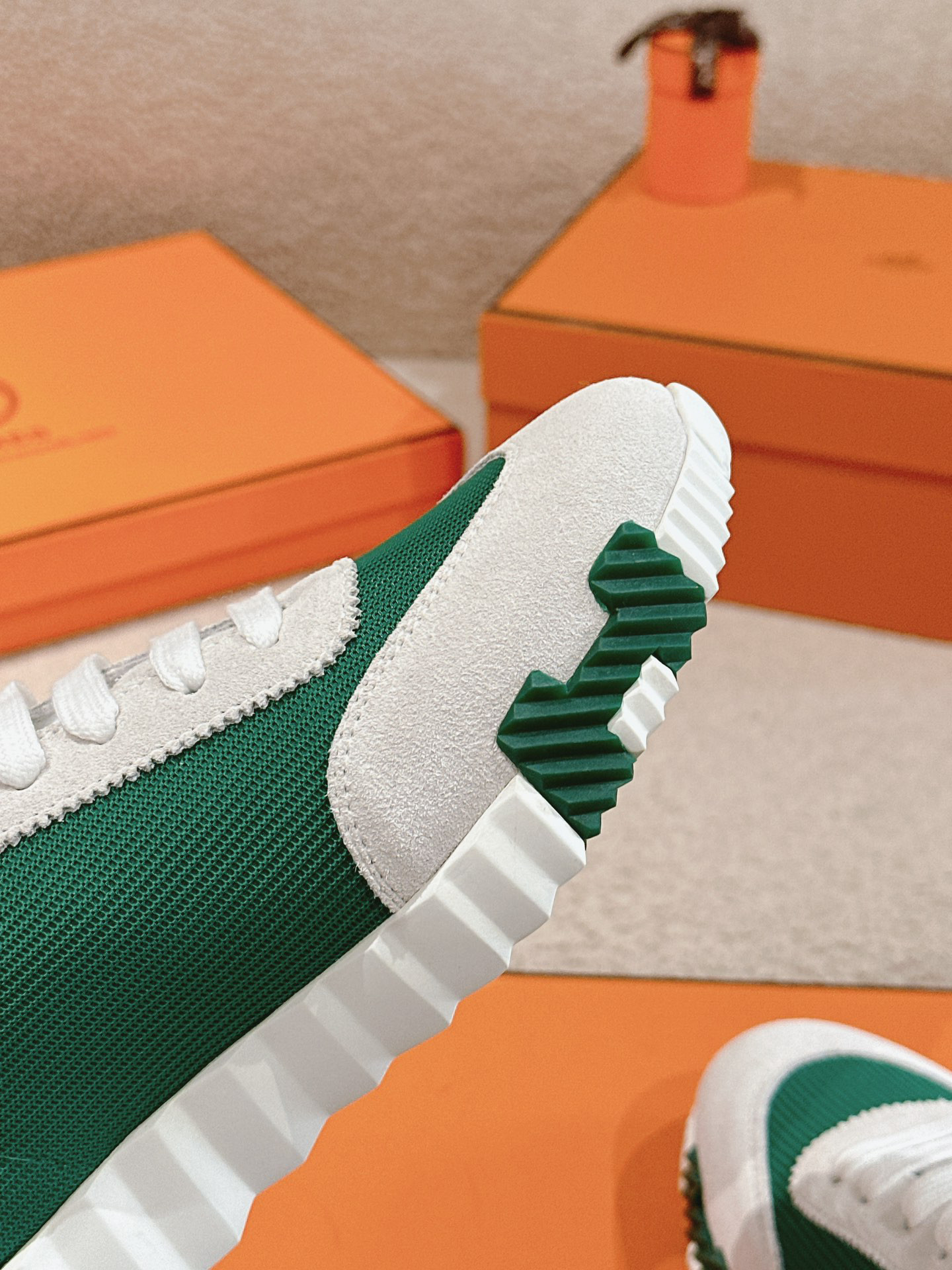 H**me5 sneaker