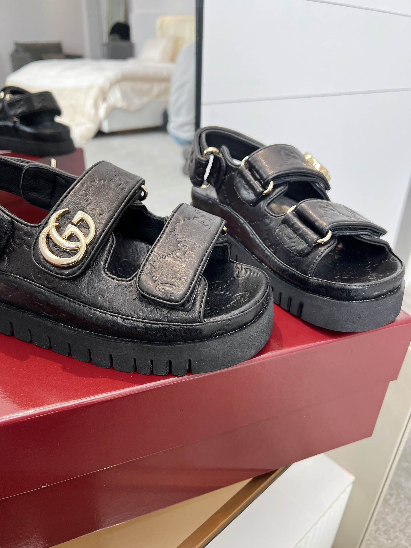 G*u*i sandals