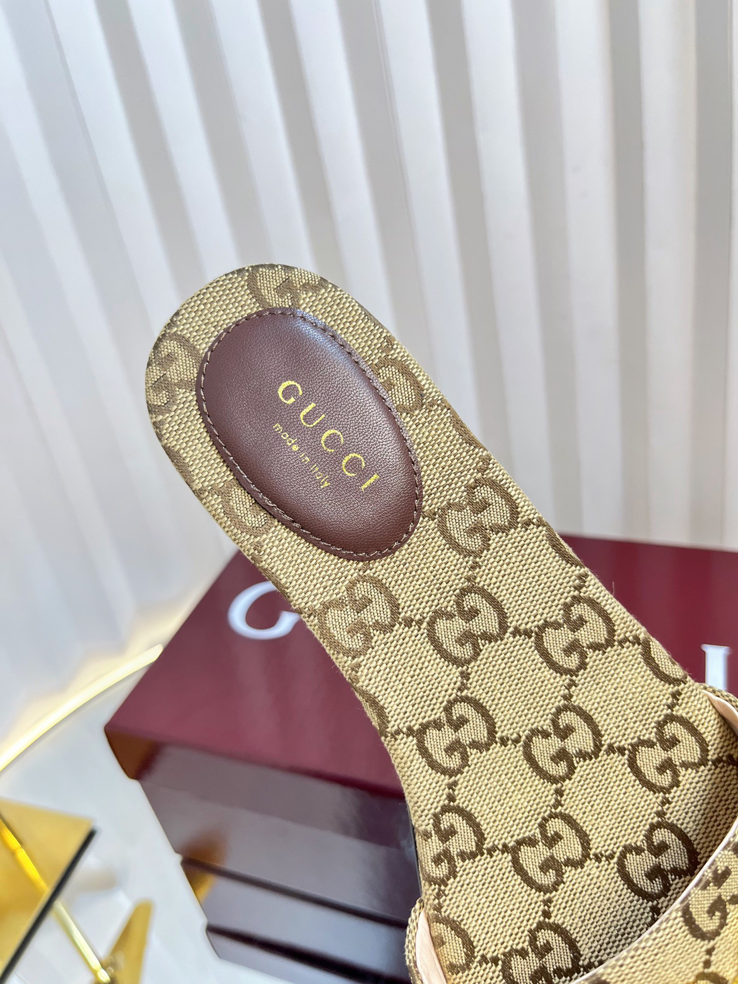 G*u*i sandals