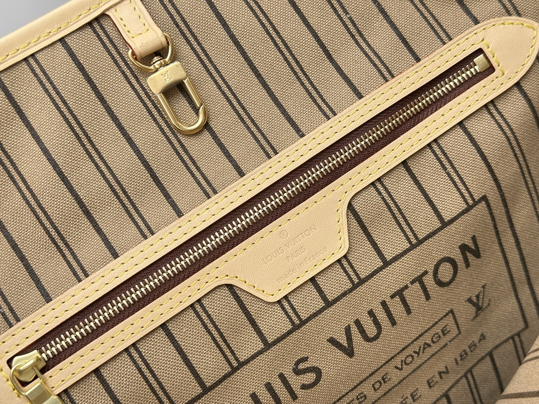 LVT PURSE MM