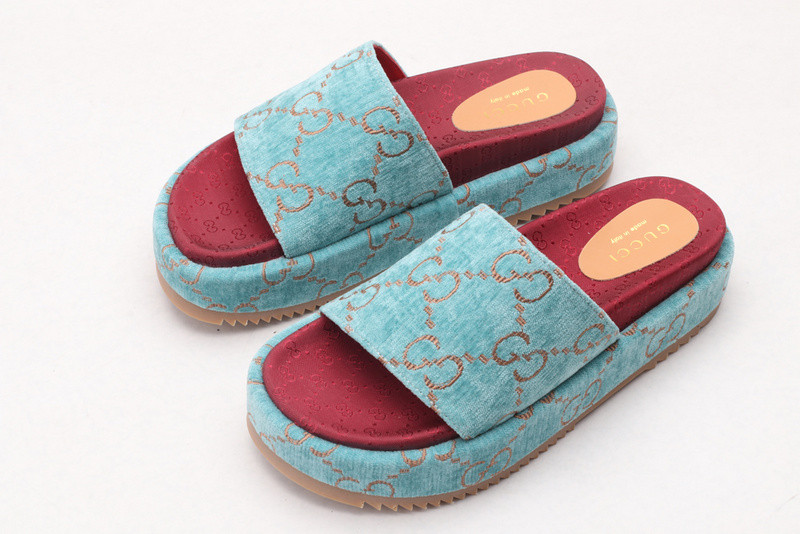 g*u*i sandals