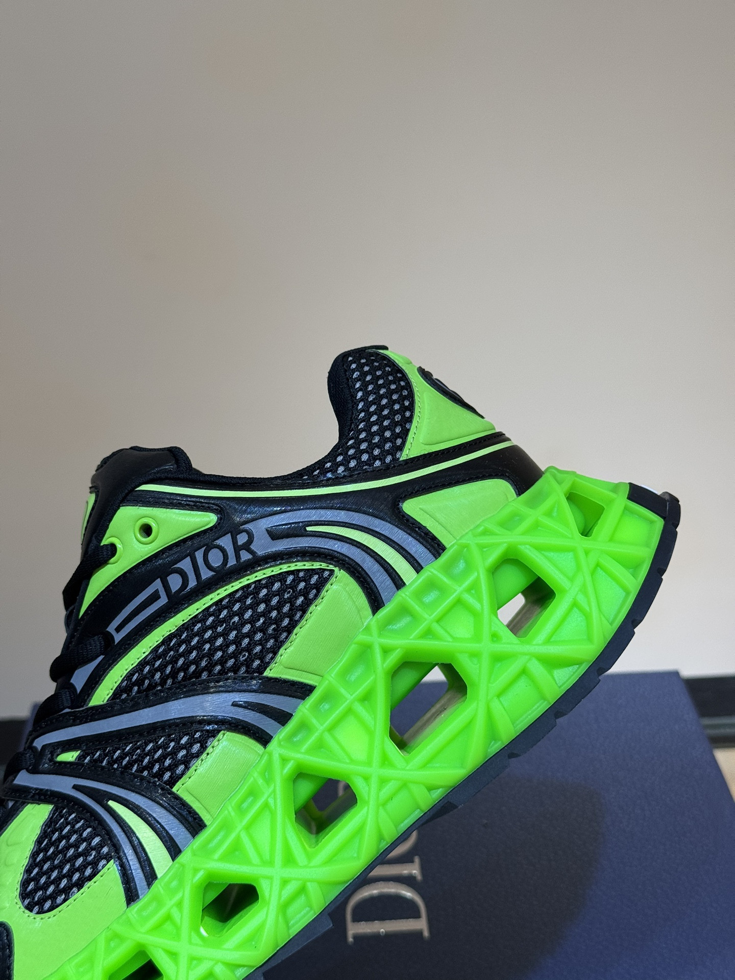 DIO* SNEAKER