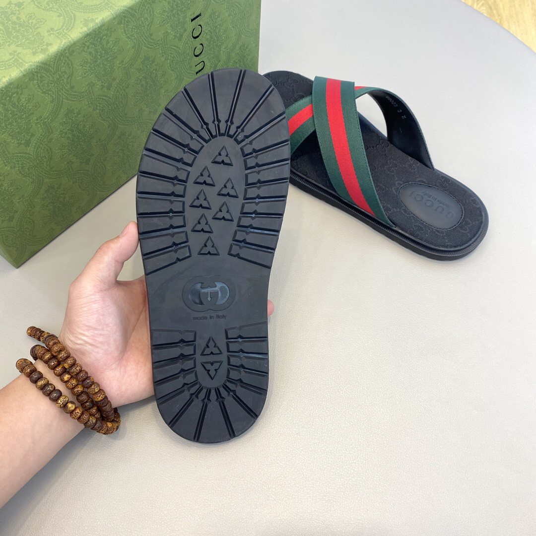 G*u*i sandals