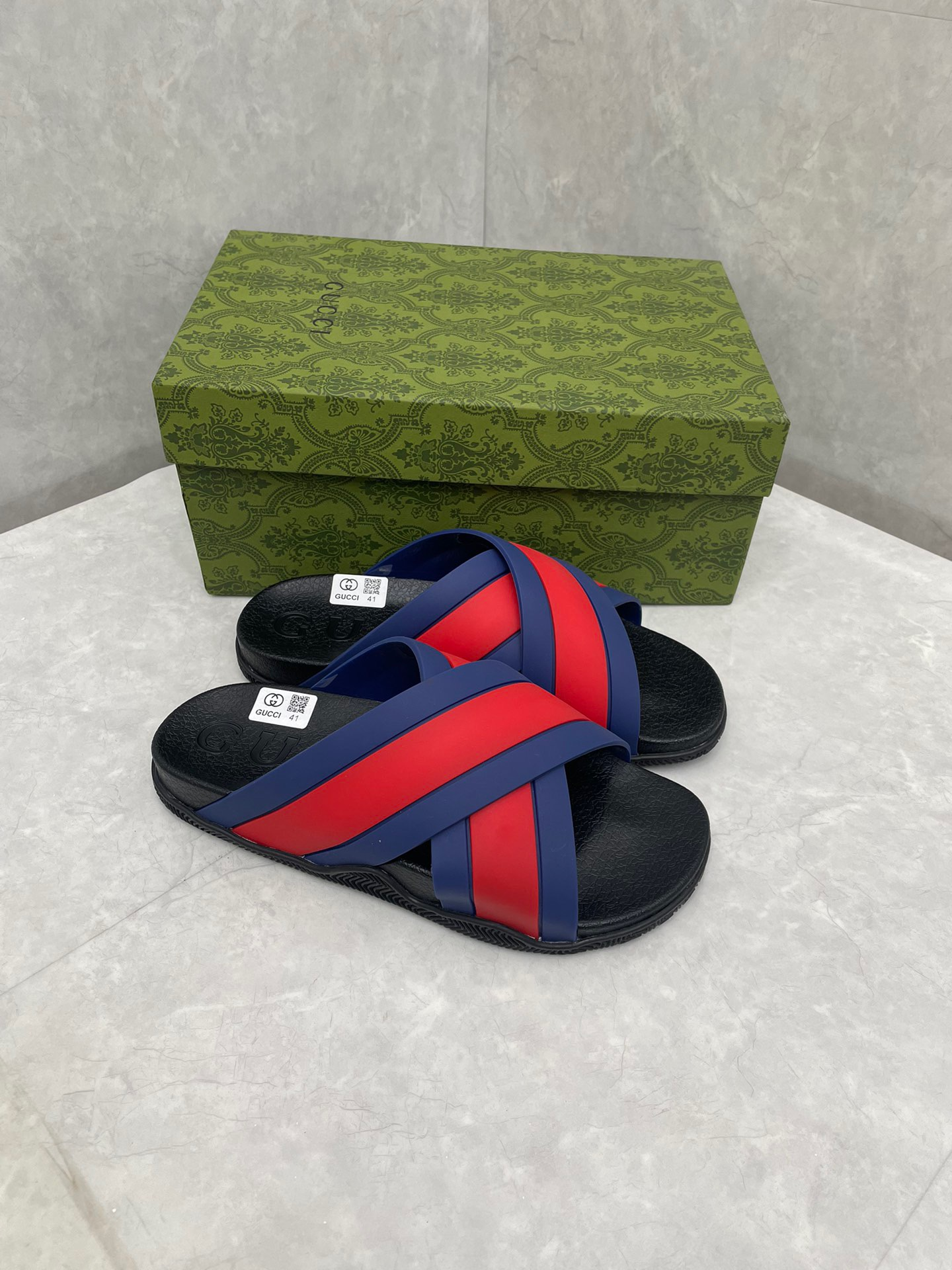 G*u*i sandals