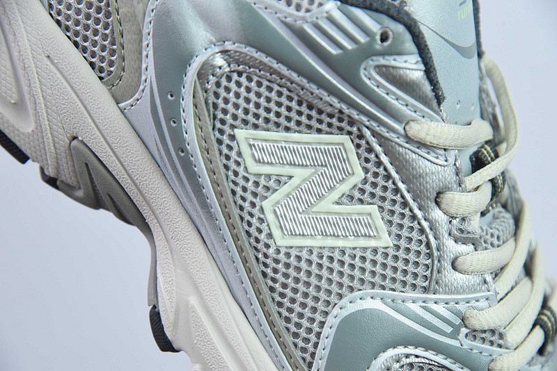 NEW BALANCE SNEAKER