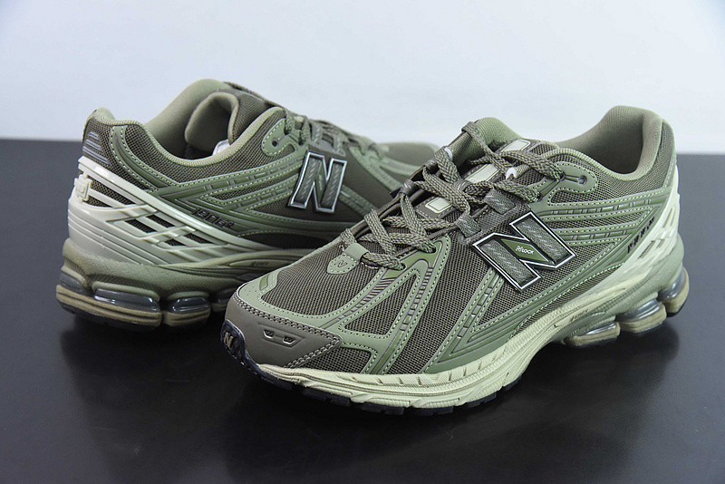 NEW BALANCE SNEAKER