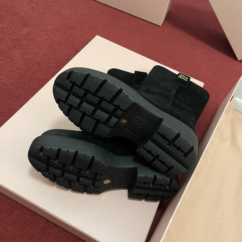 M1um1u sneaker