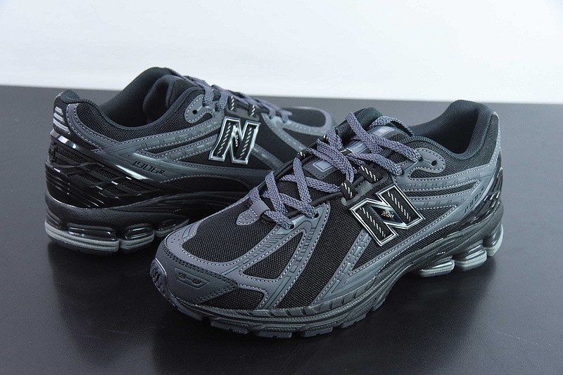 NEW BALANCE SNEAKER