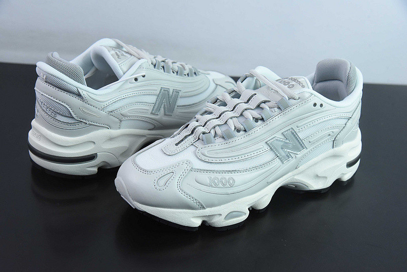 NEW BALANCE SNEAKER