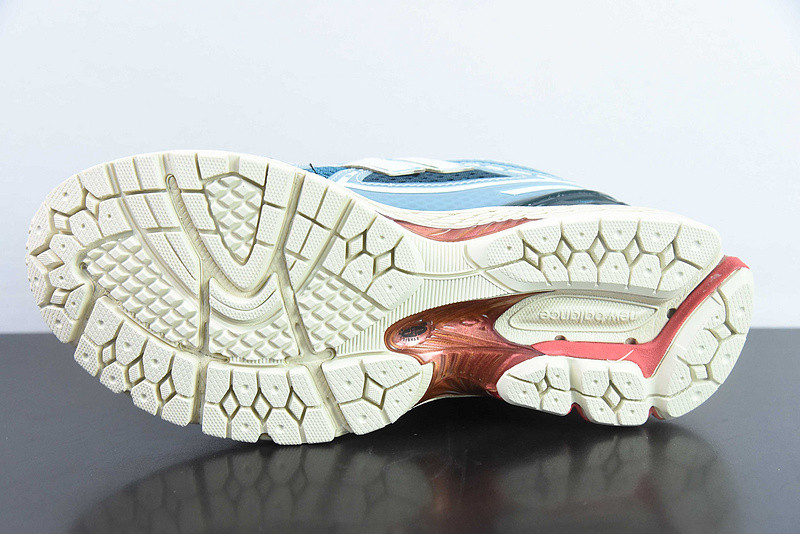 NEW BALANCE SNEAKER