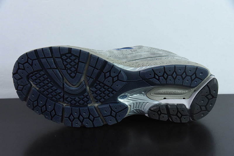 NEW BALANCE SNEAKER