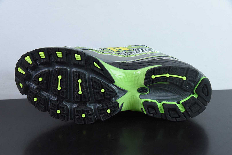 NEW BALANCE SNEAKER