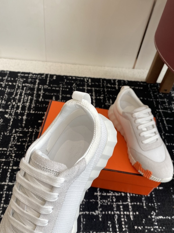 H**me5 sneaker