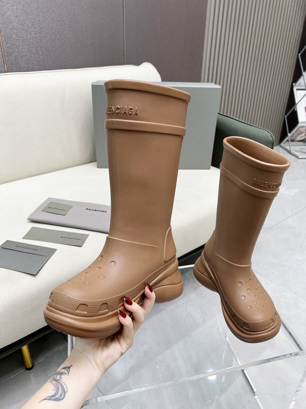 Cr*0*s™ boot in beige