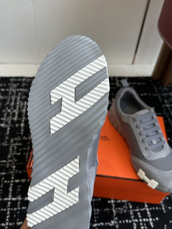 H**me5 sneaker