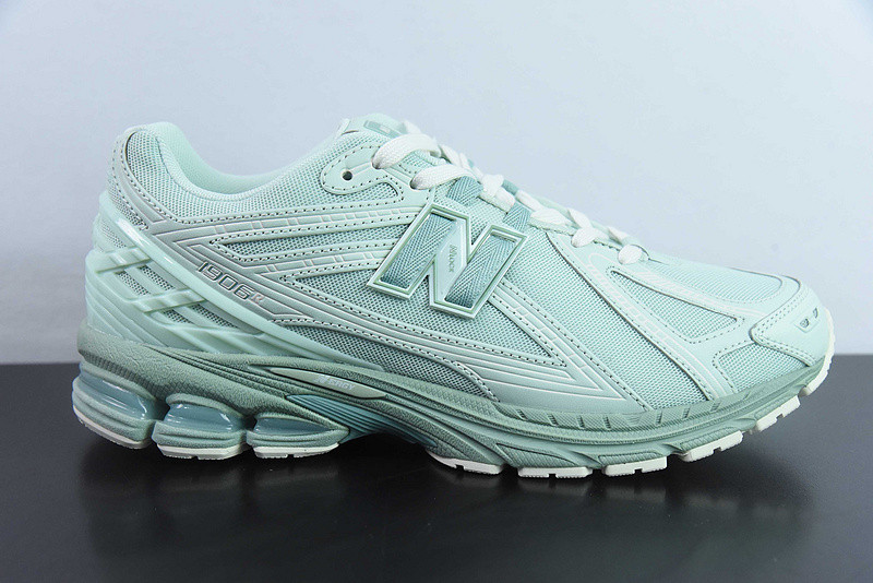 NEW BALANCE SNEAKER