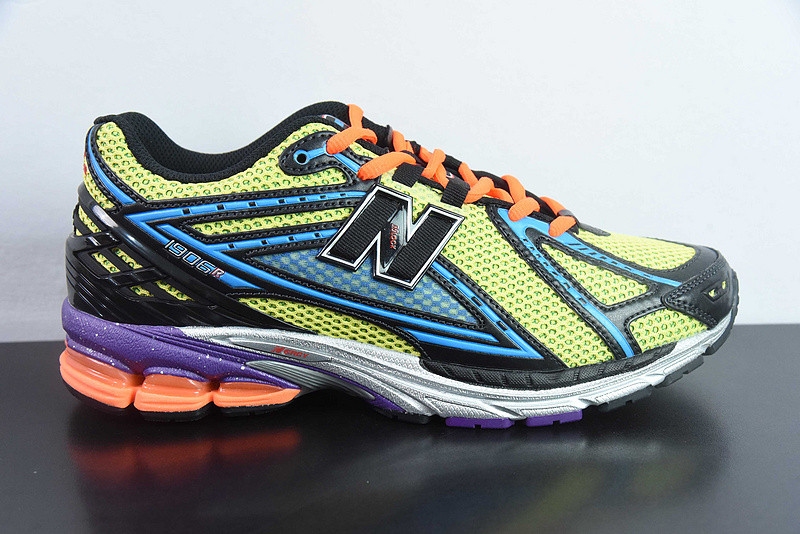 NEW BALANCE SNEAKER