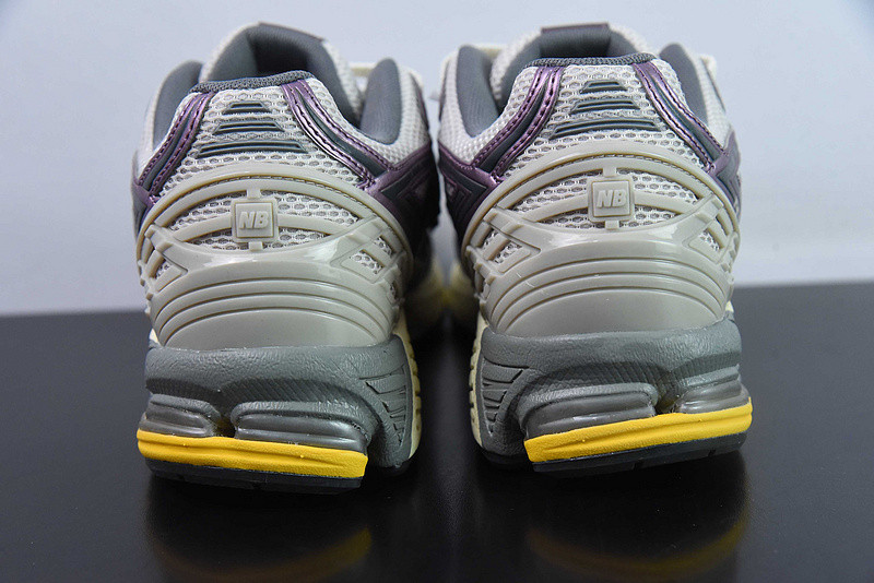NEW BALANCE SNEAKER