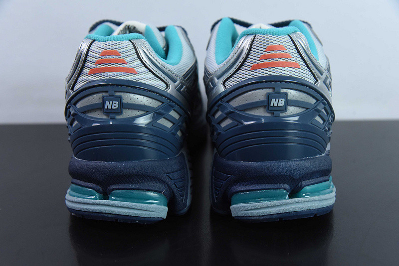NEW BALANCE SNEAKER