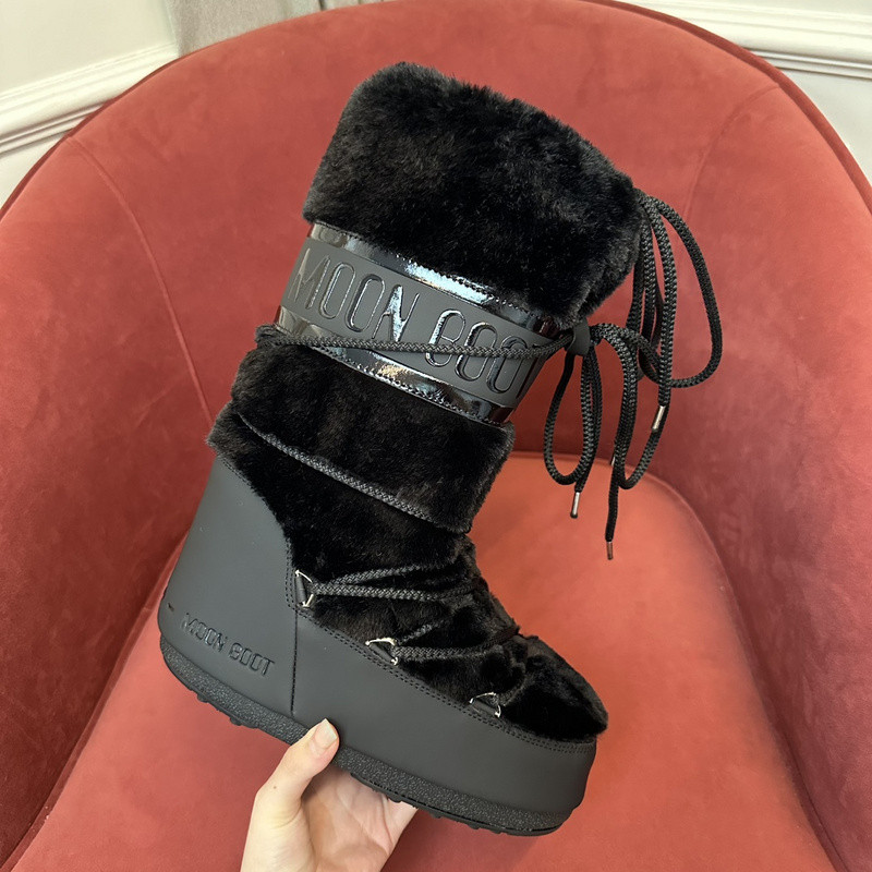 mOON bOOT