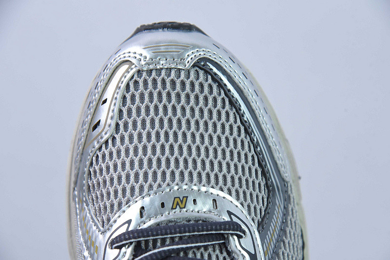 NEW BALANCE SNEAKER