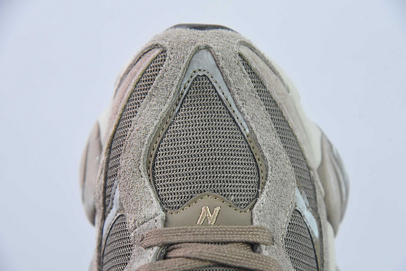 NEW BALANCE SNEAKER