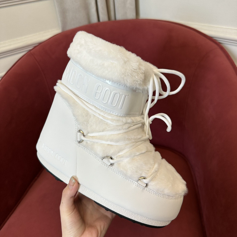 mOON bOOT