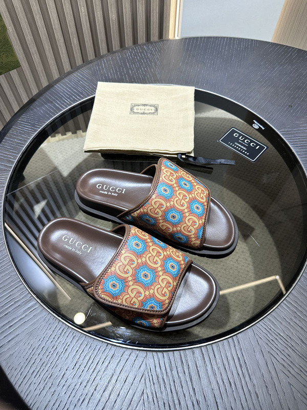 g*u*i sandals