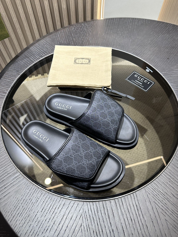 g*u*i sandals