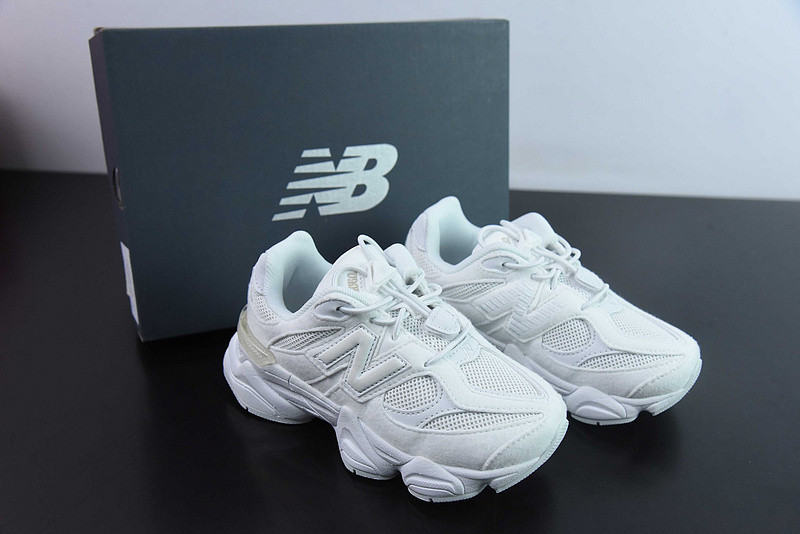 NEW BALANCE SNEAKER