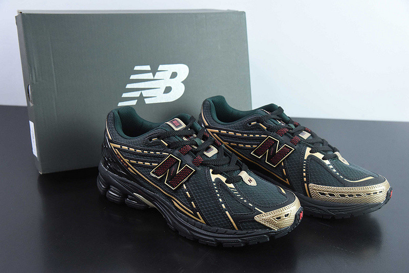 NEW BALANCE SNEAKER
