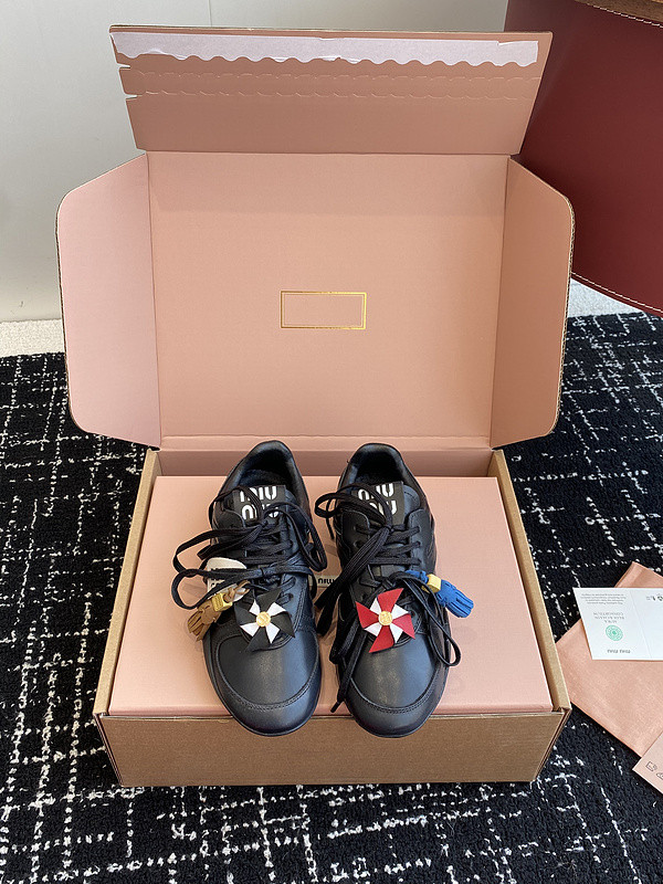 M1um1u sneaker