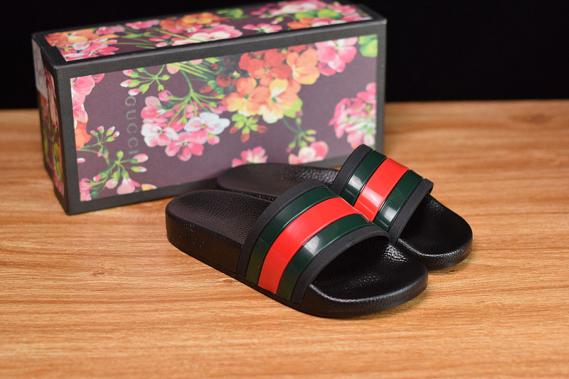 g*u*i sandals