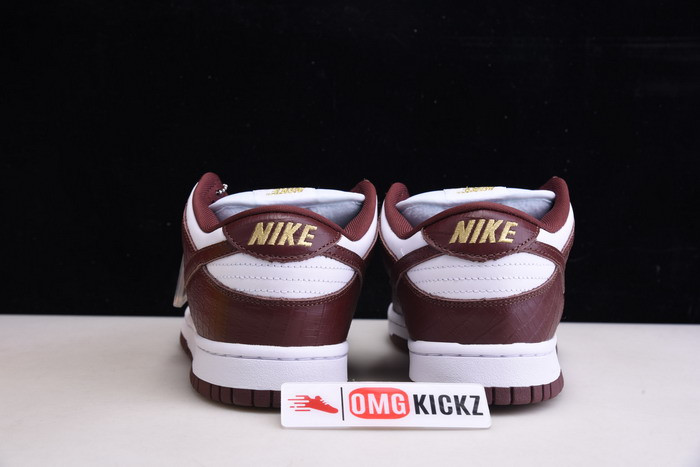 Svp*me x nike sb dunk low white/metallic gold-barkroot brown dh3228-103